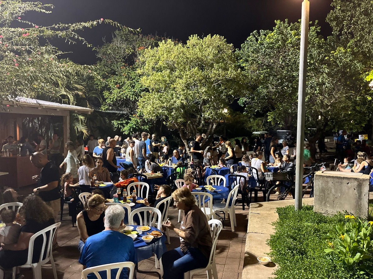 ארוחות ערב למפונים בגבעת חיים איחוד