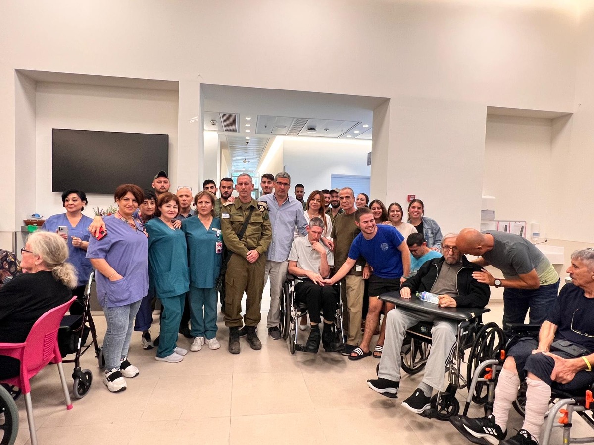 דובר צה"ל דניאל הגרי מבקר את אחיו