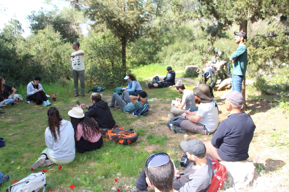 דרך הרגליים ודרך הלב | 