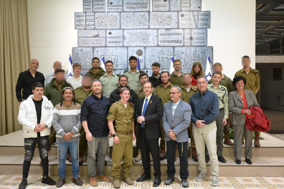 החיילים עם הנשיא | 