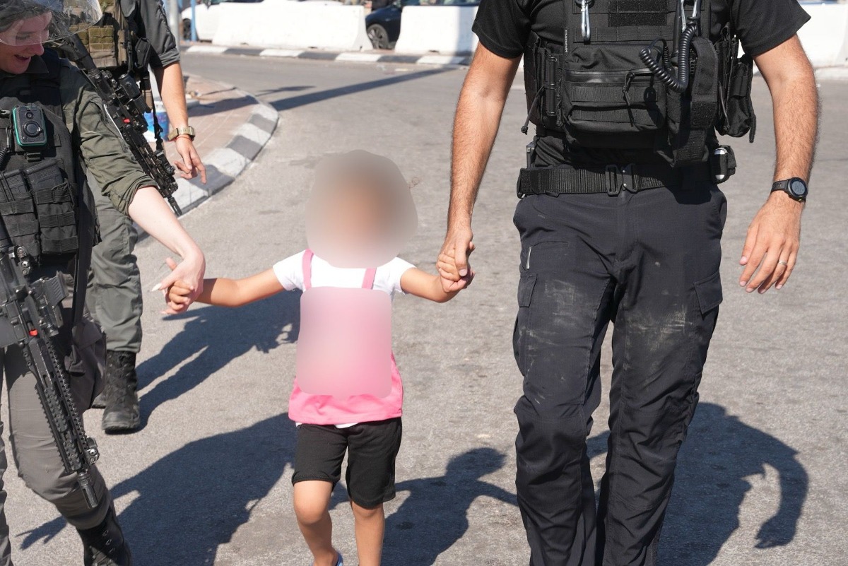 הילדים חולצו על ידי השוטרים | 