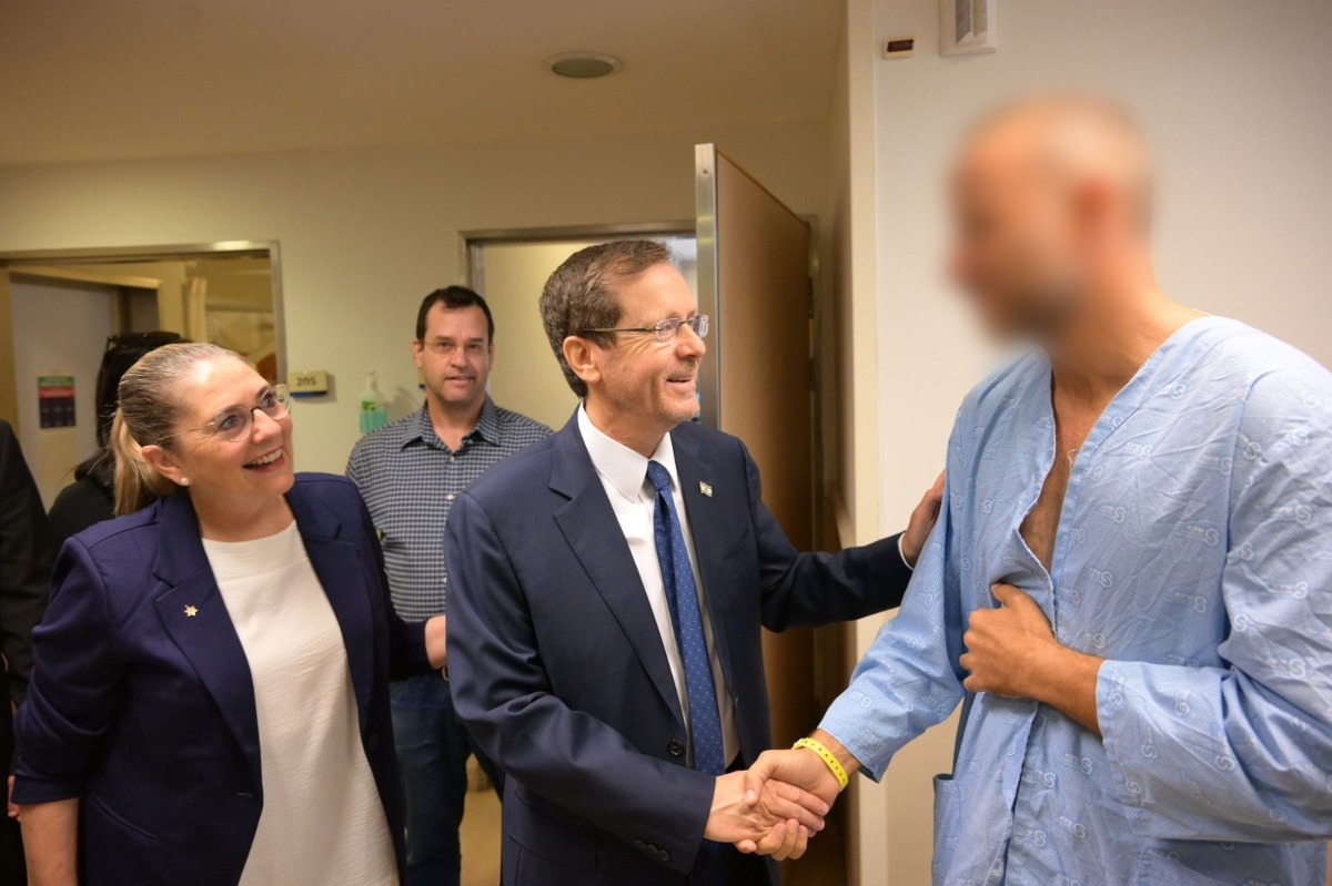 הנשיא מבקר פצועים 