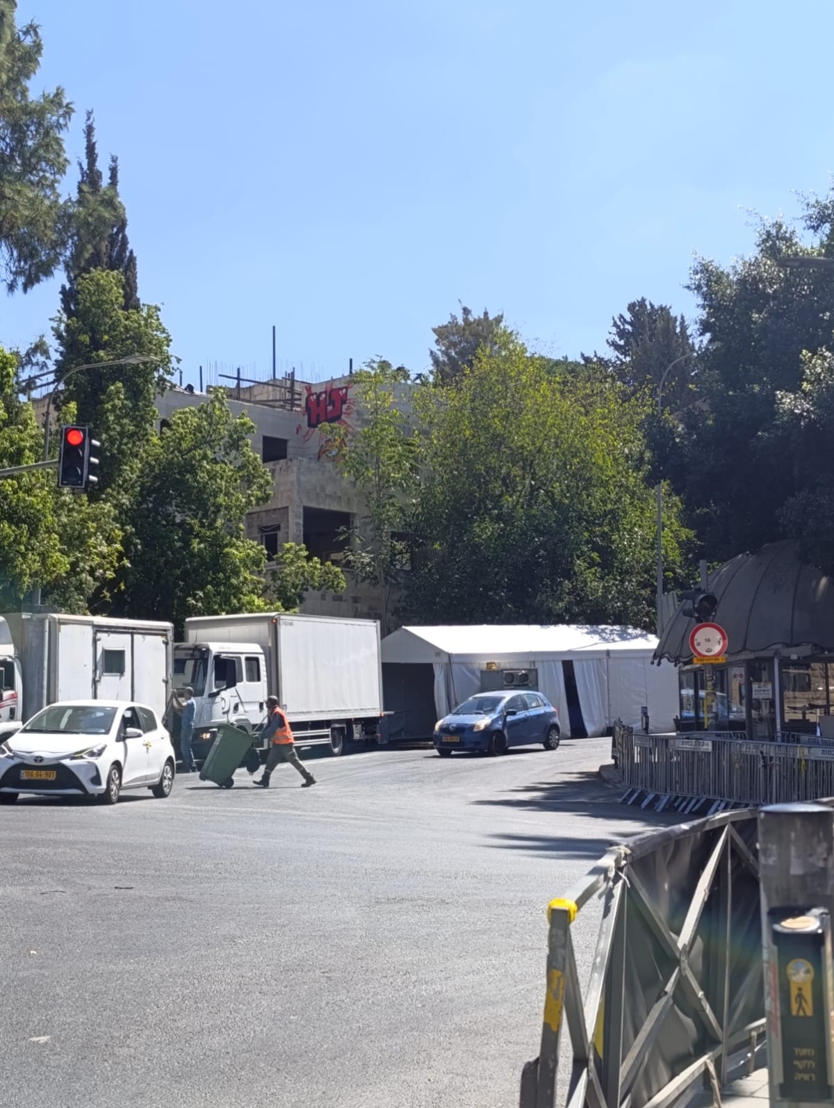 העבודות לעמדות הבידוק בכניסה לבית הכנסת | 