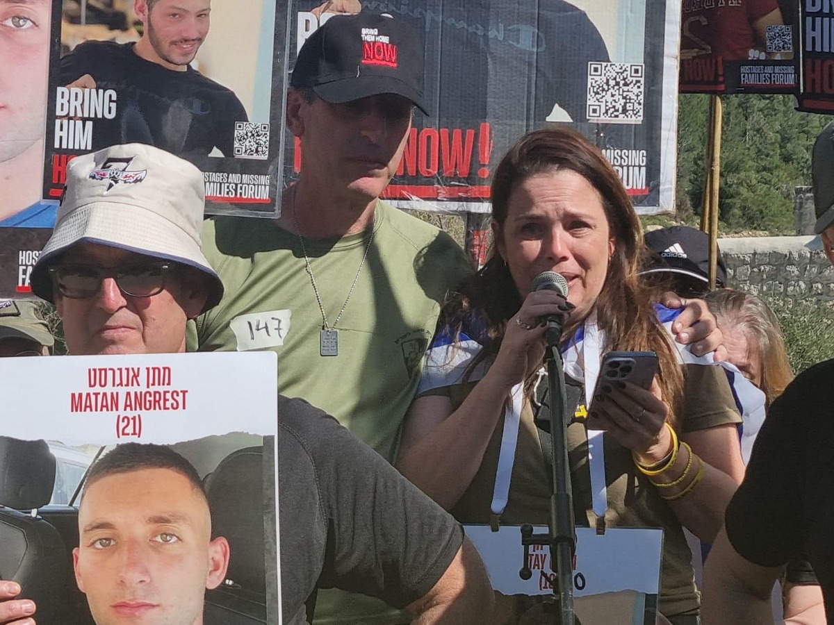 חגית חן, אימו של החייל החטוף איתי חן במהלך עצרת לשחרור החטופים 