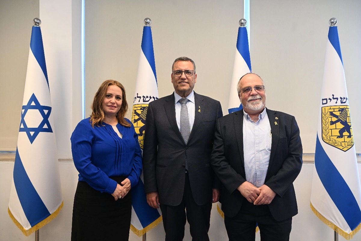 חוגגים חתימה על ההסכם
