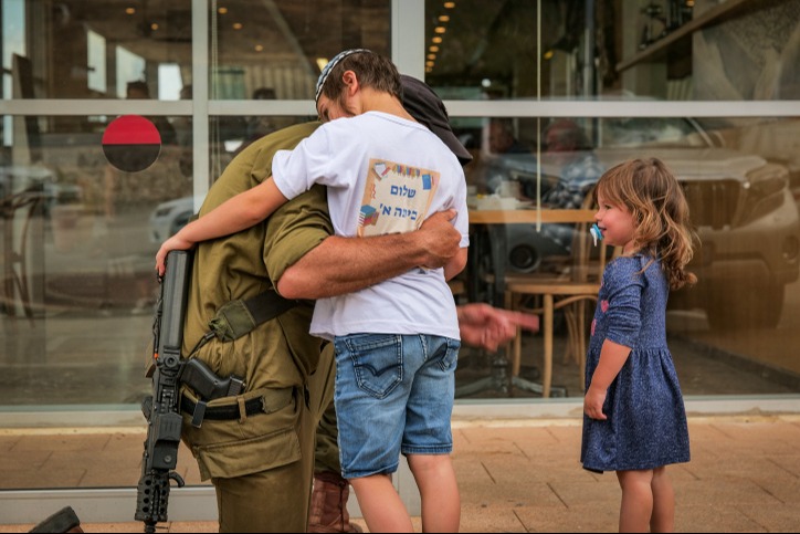 חיבוק פרידה סמוך לגבול לבנון