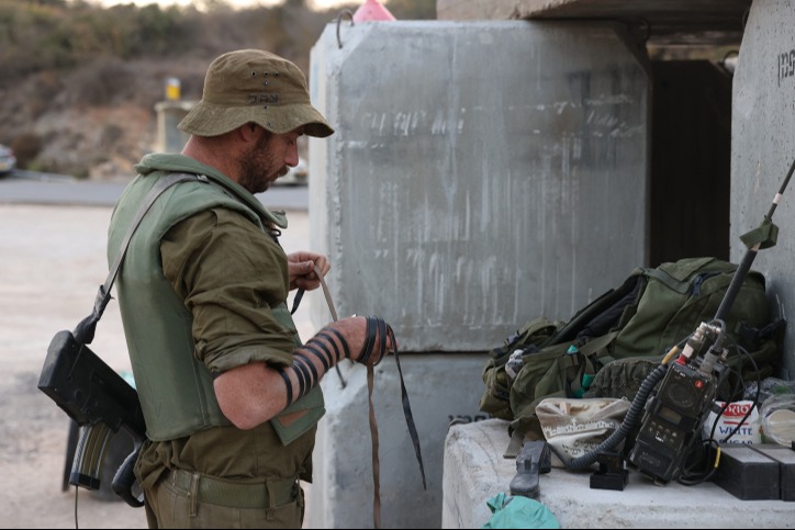 חייל מתפלל סמוך לגבול לבנון