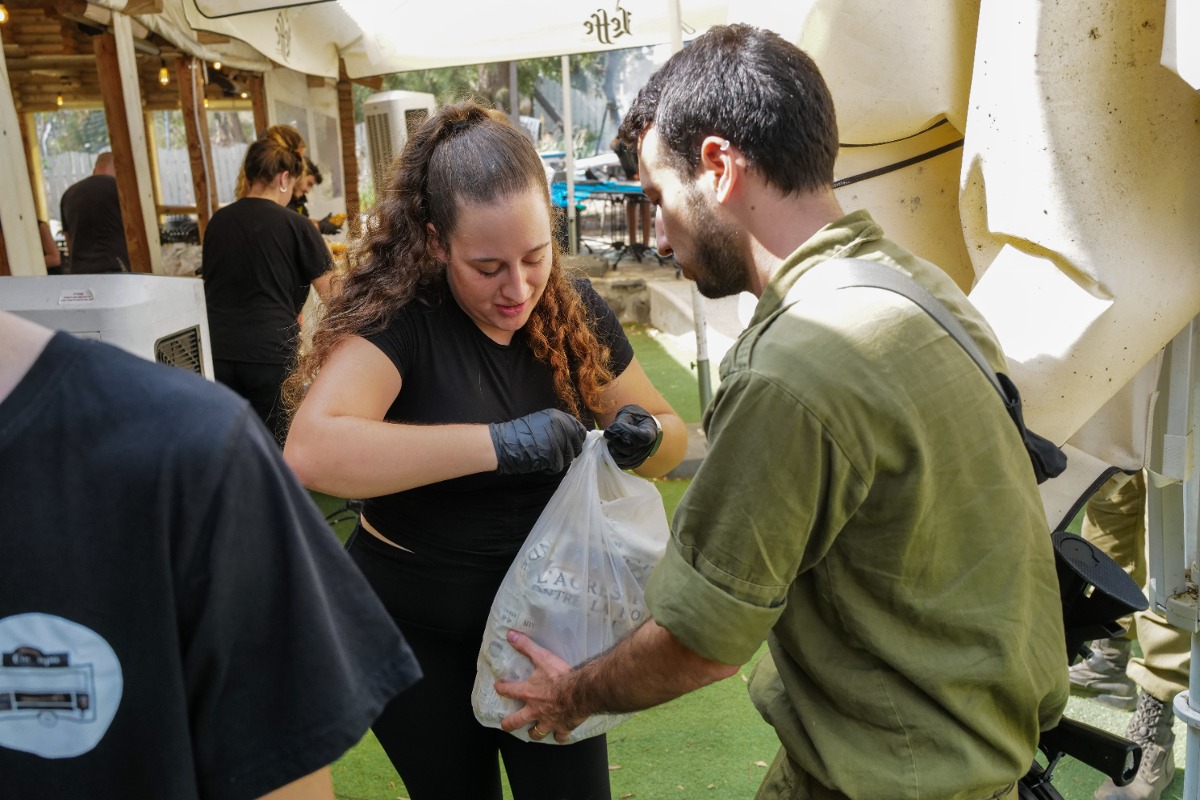 מבשלים לחיילים ברמת הגולן, למצולמים אין קשר לנאמר בכתבה | 