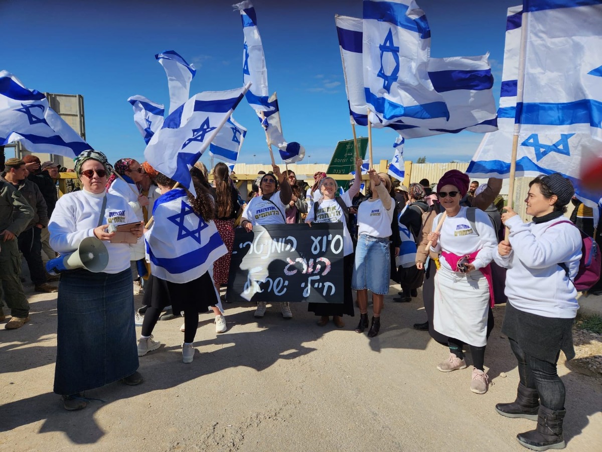 מחאה נגד העברת משאיות הסיוע לעזה