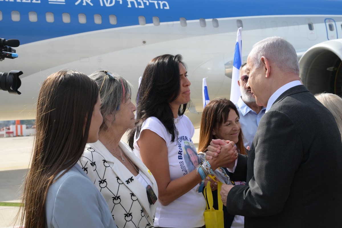 נתניהו עם אמו של עומר שם טוב בפתח מטוס כנף ציון | 