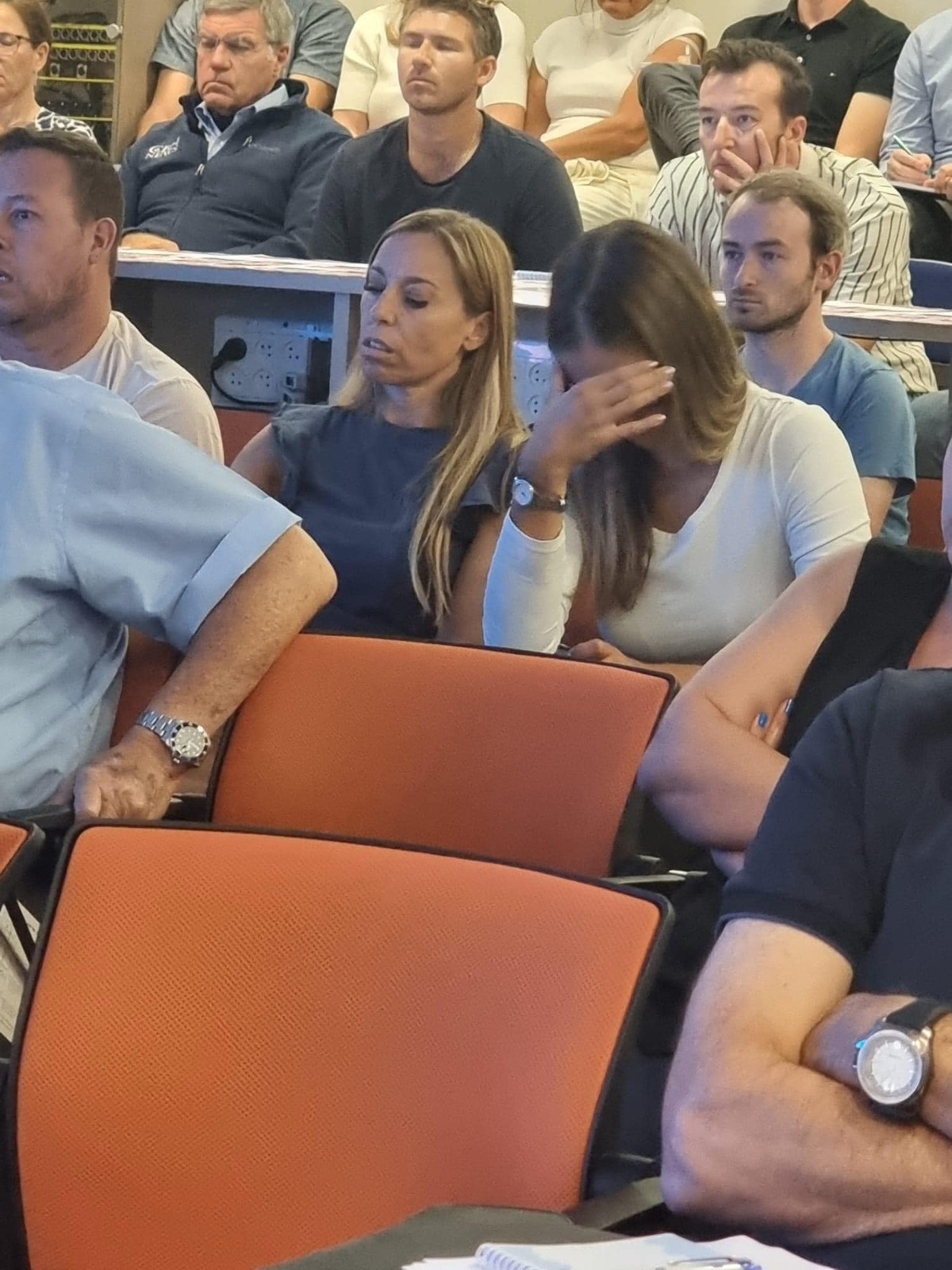 עיתונאים זרים צופים בסרטון הזוועות של דובר צה"ל