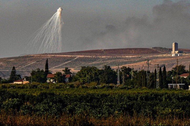 עשן בגבול לבנון במהלך חילופי האש מול חיזבאללה, חרבות ברזל