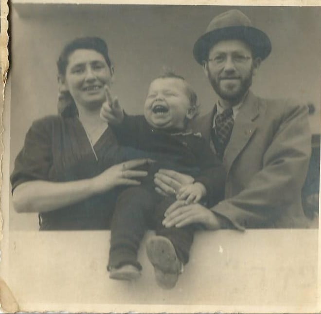 צבי שינובר והוריו הדסה ואהרון ז