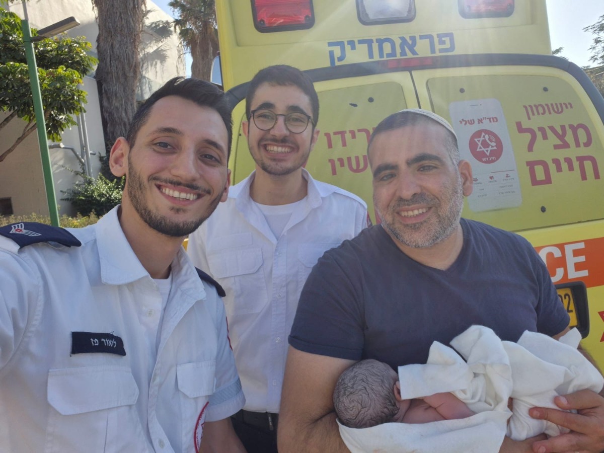 צוות מד"א ילד אישה בצד הדרך | 