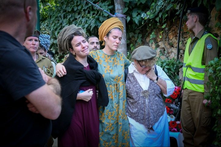 צוף אשחר בהלווית בעלה 
