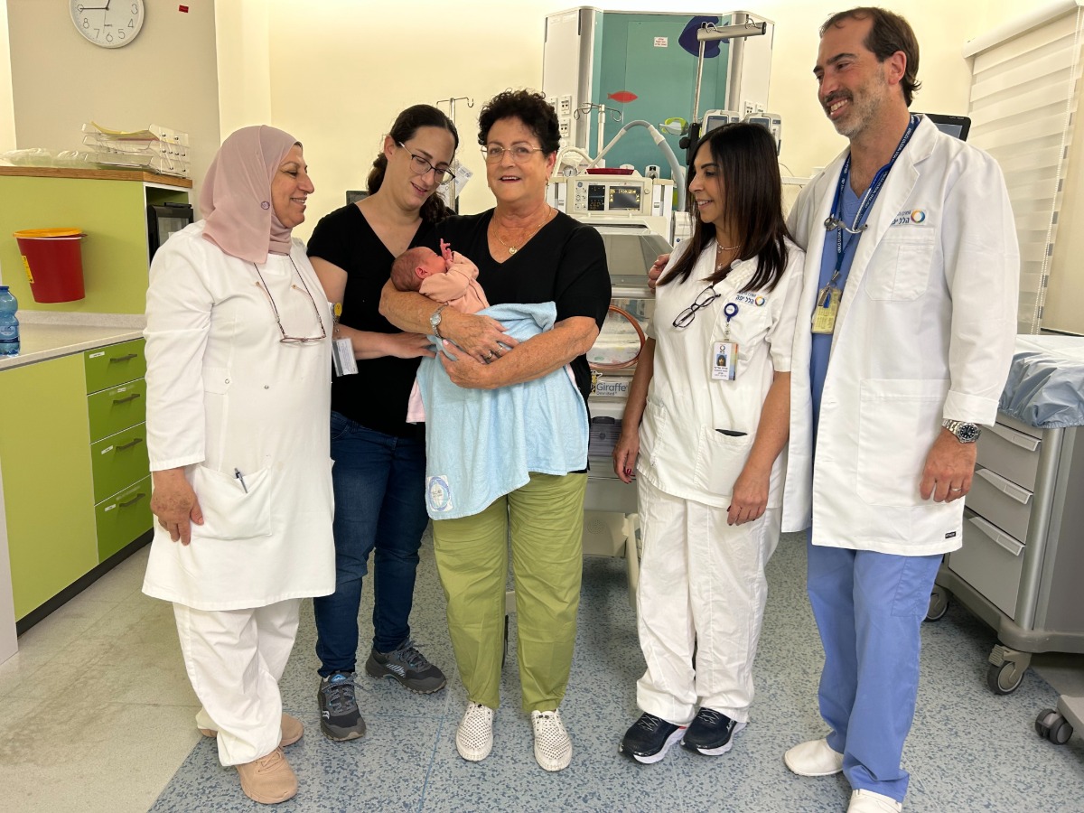 שירן ואמה גילה עם צוות הפגיה לפני השחרור הביתה | 