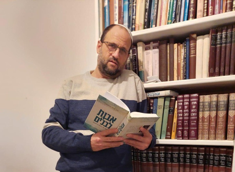 שלמה אסרף עם הספר שתרם