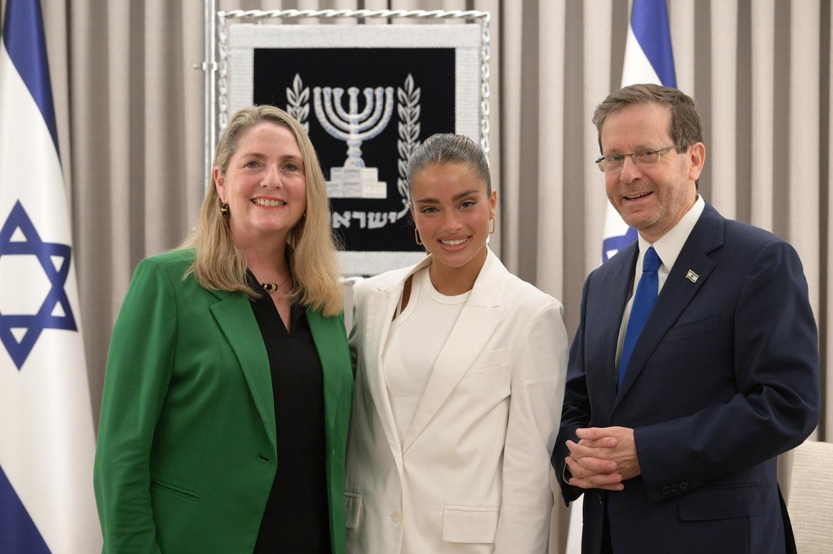 בני הזוג הרצוג עם נועה קירל