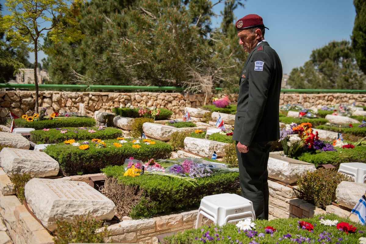 הרמטכ"ל, רב-אלוף הרצי הלוי, לצד קברו של דודו, רב-טוראי הרצי הלוי ז"ל, שנפל במלחמת ששת הימים.