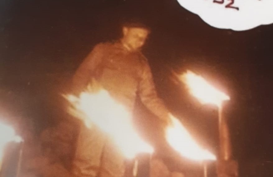 הרב בנצי בהדלקת החנוכיה המאולתרת