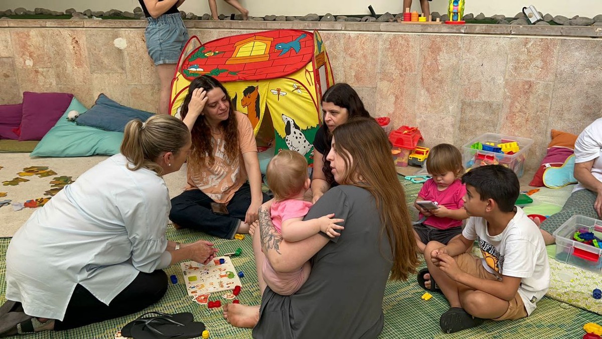 מיכל הרצוג עם ילדי בארי