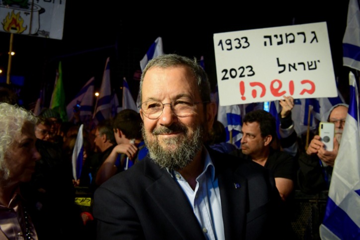 ברק על רקע שלט שמשווה את ישראל לגרמניה