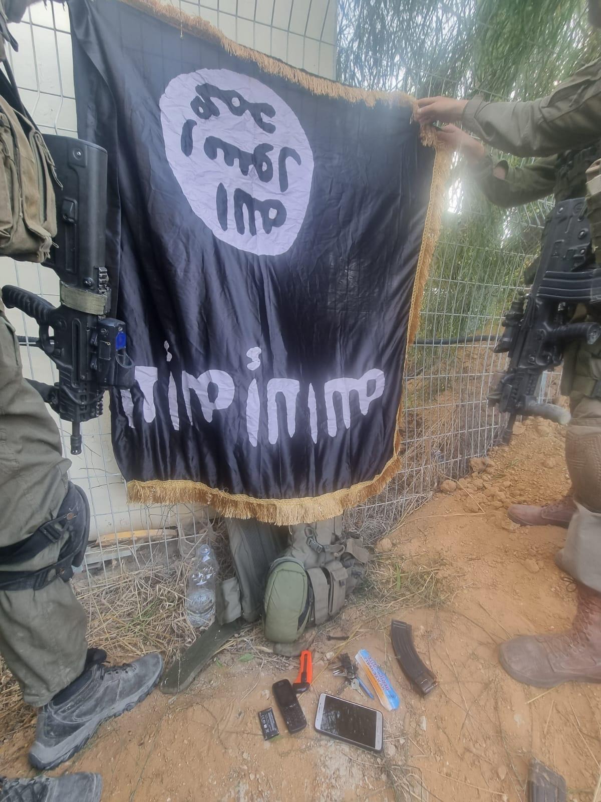 דגל דאע"ש בין הציוד של מחבלי חמאס