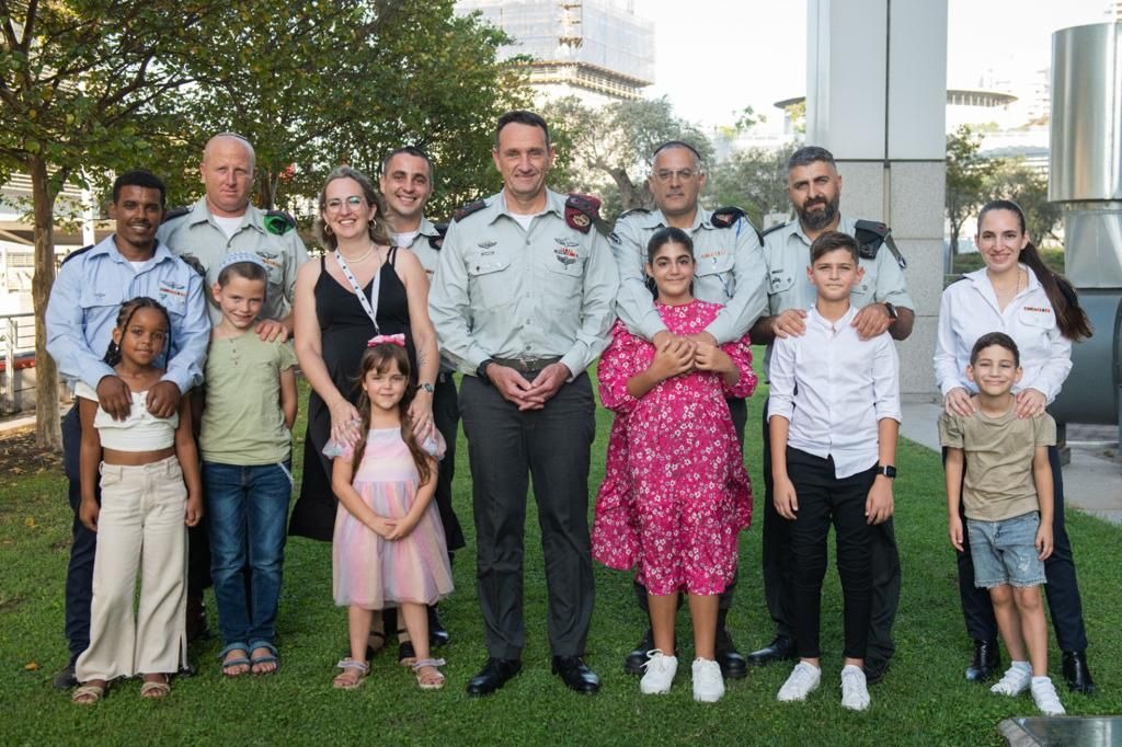 הרמטכ"ל עם אנשי הקבע וילדיהם