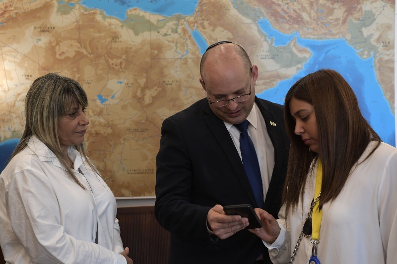 בנט עם אמו ואחותו של בראל