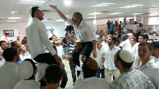 הרב דוד פנדל ותלמידי הישיבה