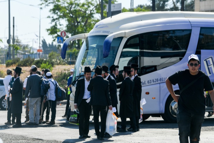 האוטובוסים מגיעים