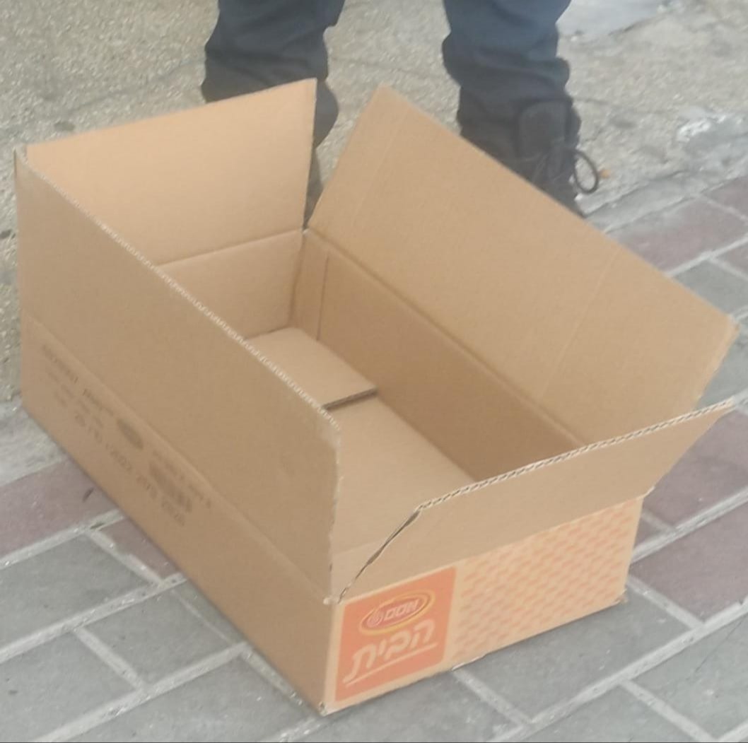 הקרטון בו הושאר התינוק