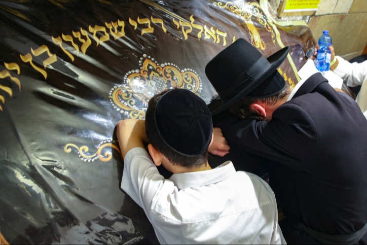 אביו של מוישי על קברו של רבי שמעון בר יוחאי