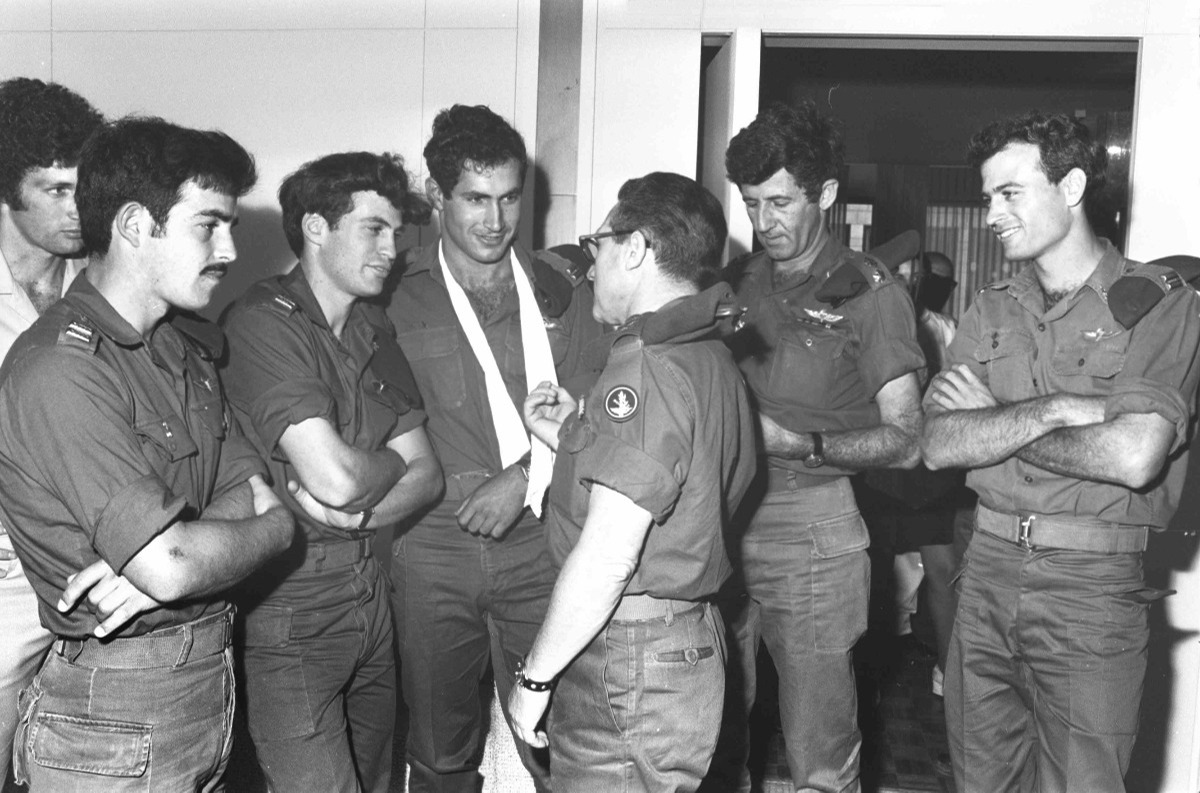 נתניהו שנפצע בפריצה משוחח עם האלוף רחבעם זאבי