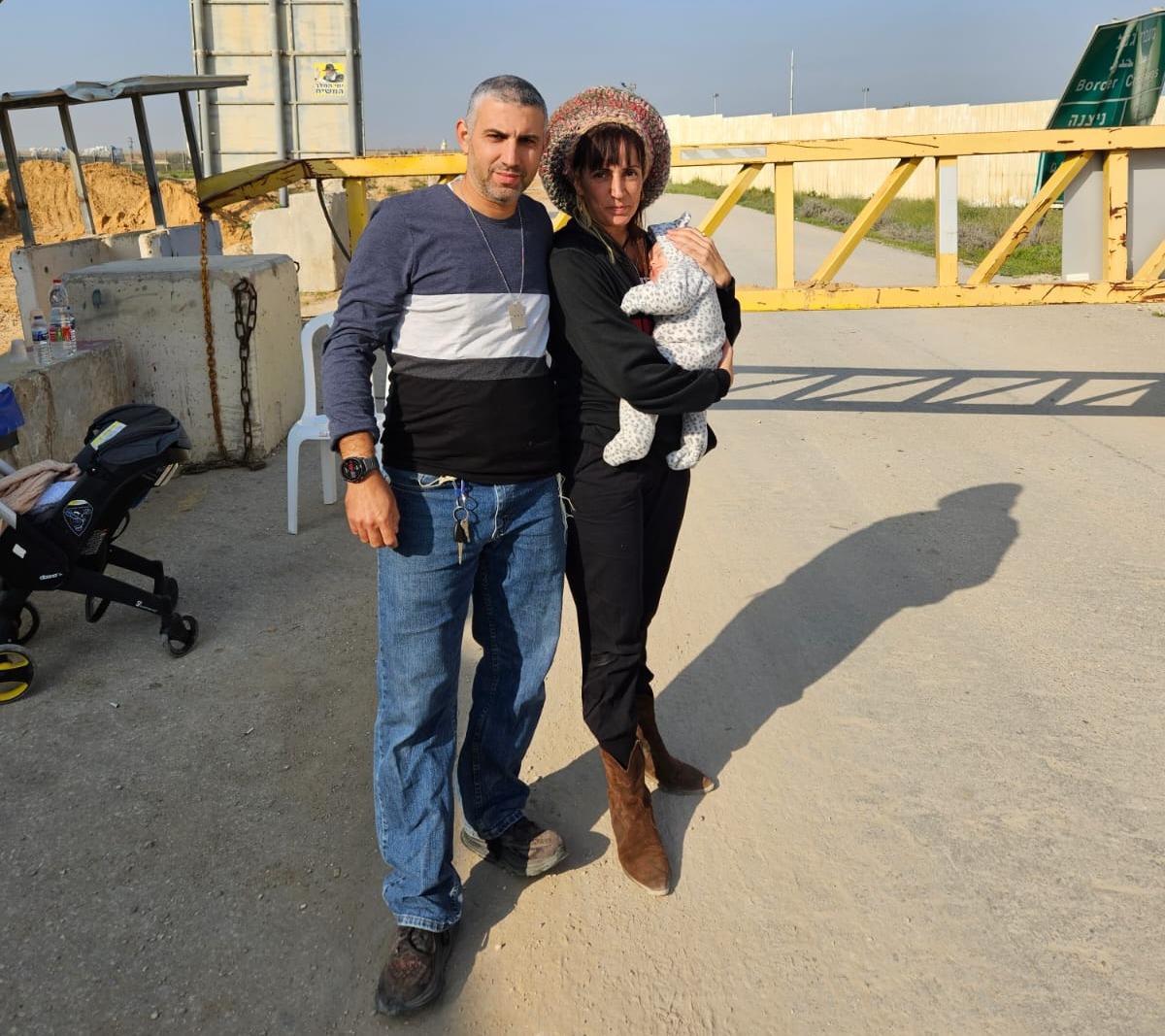 בני הזוג בן חיים עם התינוקת הטרייה