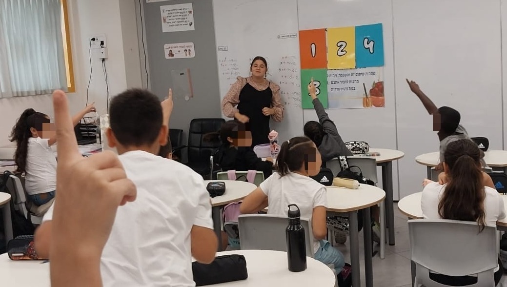 בת שירות בבית ספר