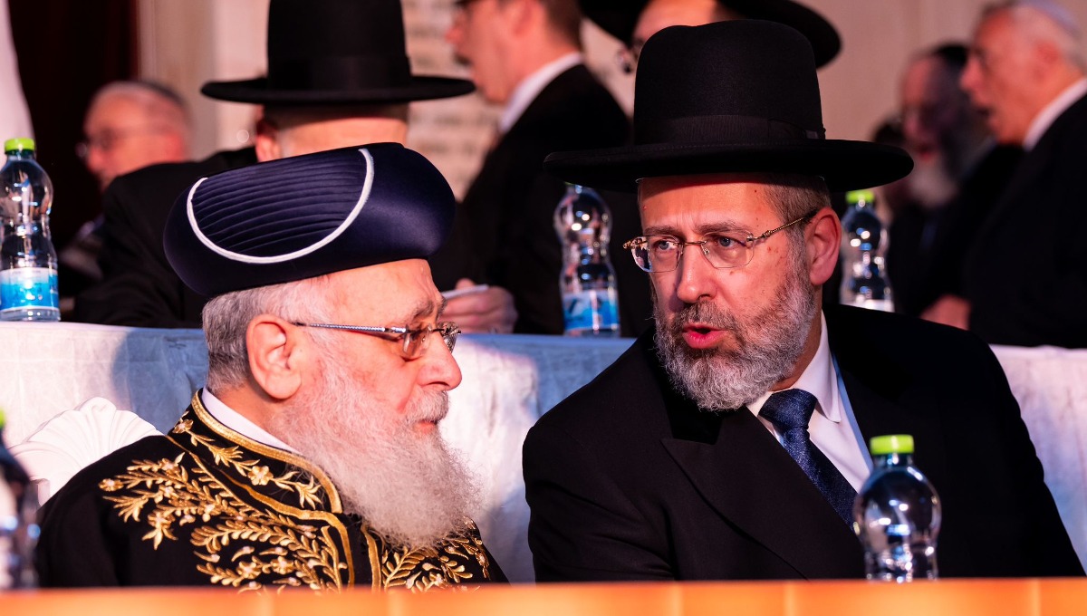 הרב דוד לאו והרב יצחק יוסף בטקס סיום כהונתם כרבנים הראשיים, סיון תשפ"ד