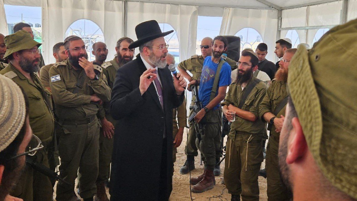 הרב דוד לאו עם חיילים