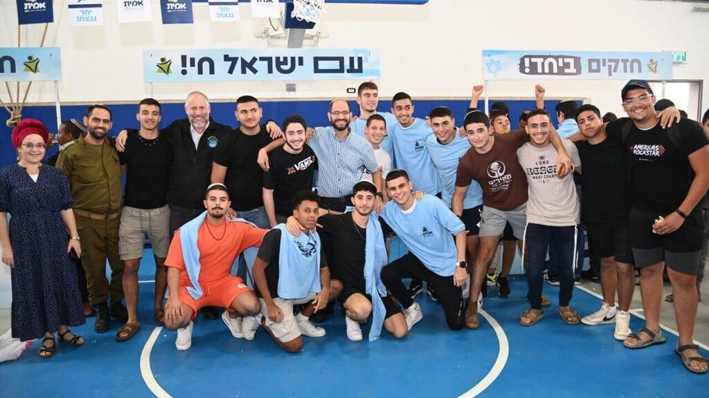 הרב ישראל יחד עם התלמידים