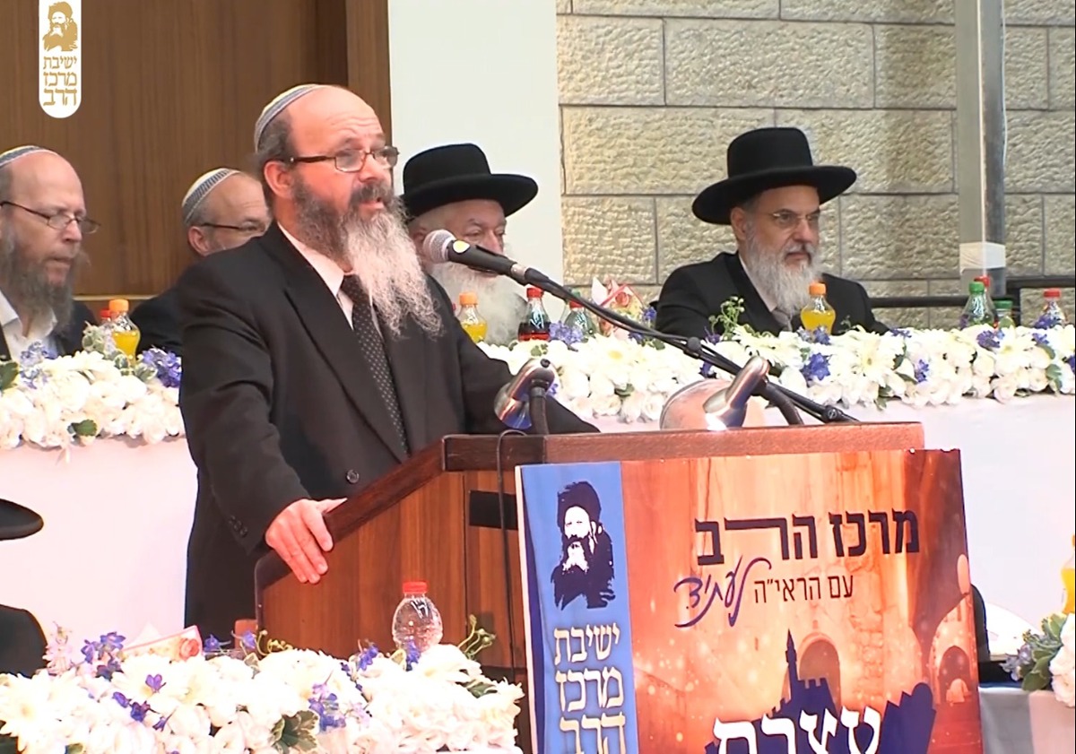 הרב מיכה הלוי נואם בעבר באירוע