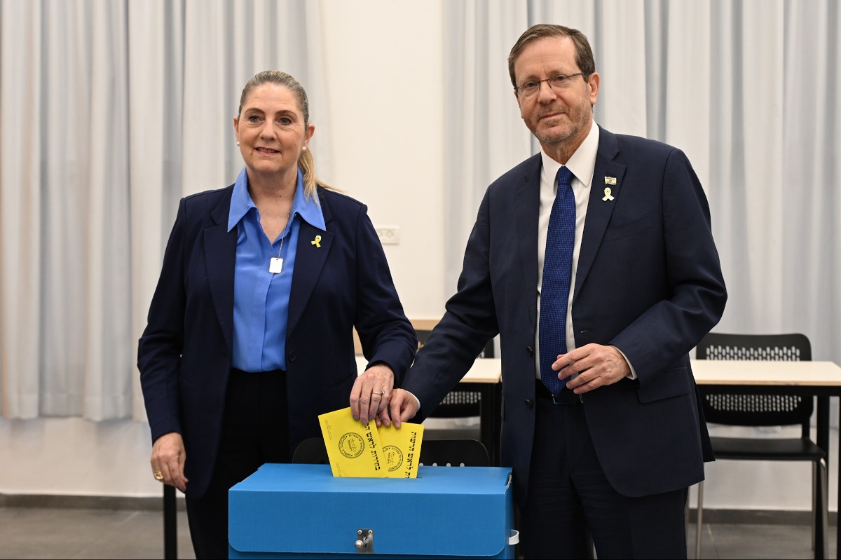 הרצוג ורעייתו מצביעים