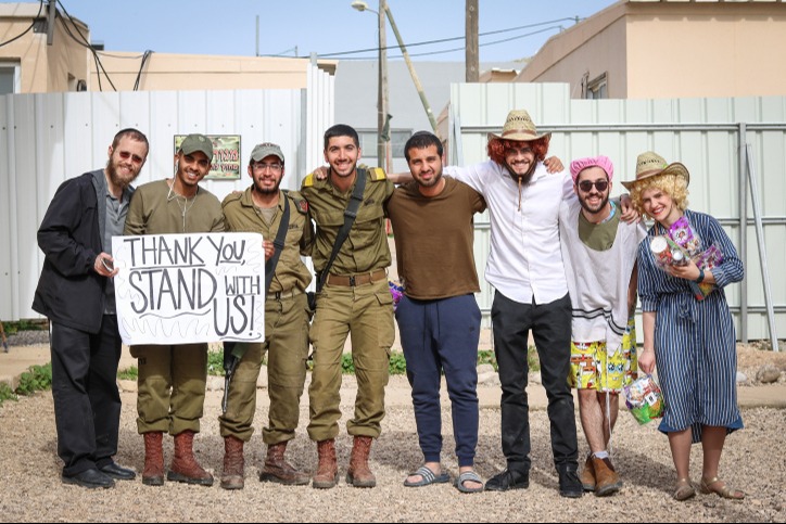 חיילים מקבלים משלוח מנות
