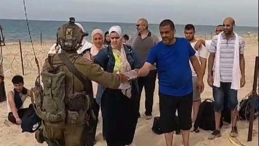 חיילינו מחלקים מים לפליטי עזה