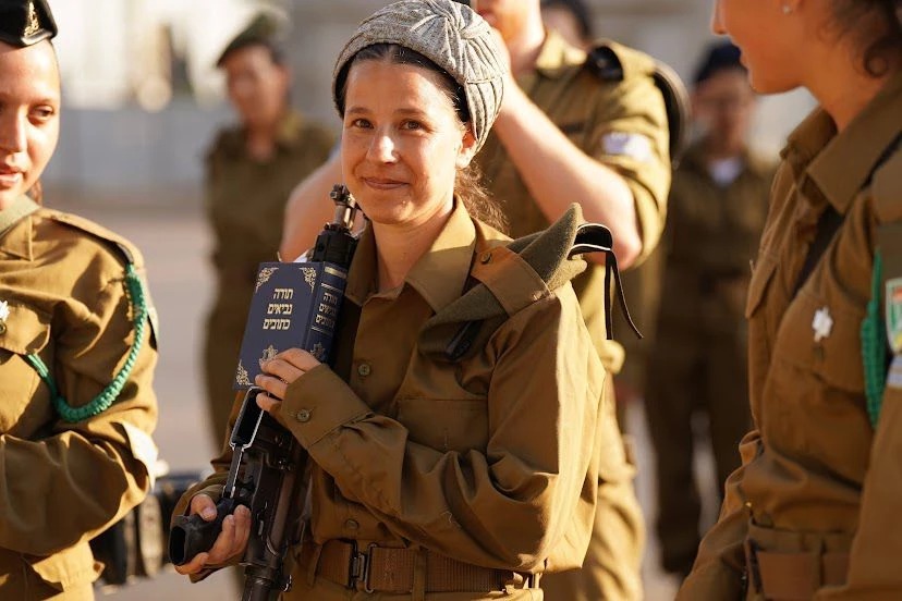 חיילת דתיה נשואה מסיימת טירונות לפני המילואים