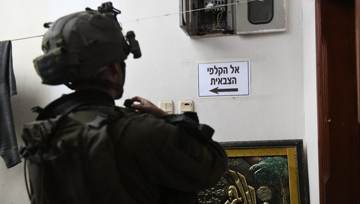 לוחם מצביע בעזה