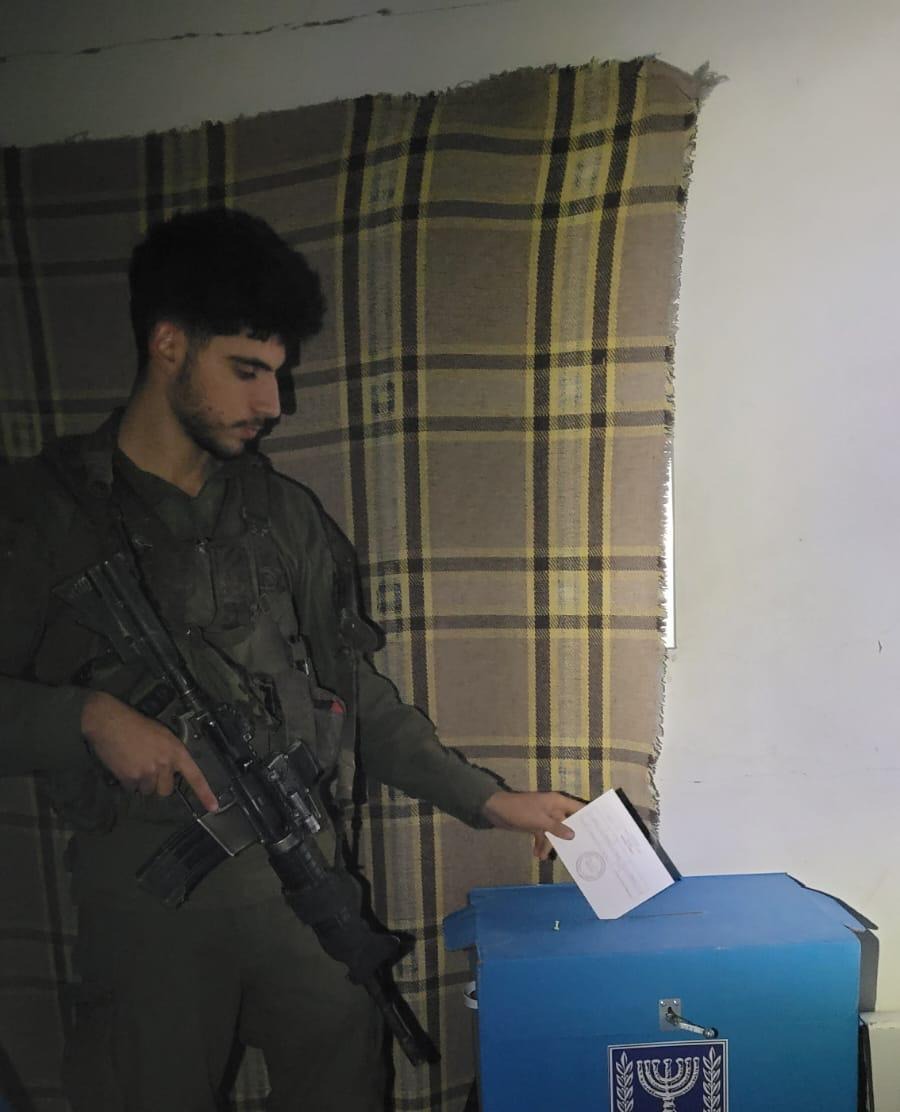 לוחם מצביע בעזה