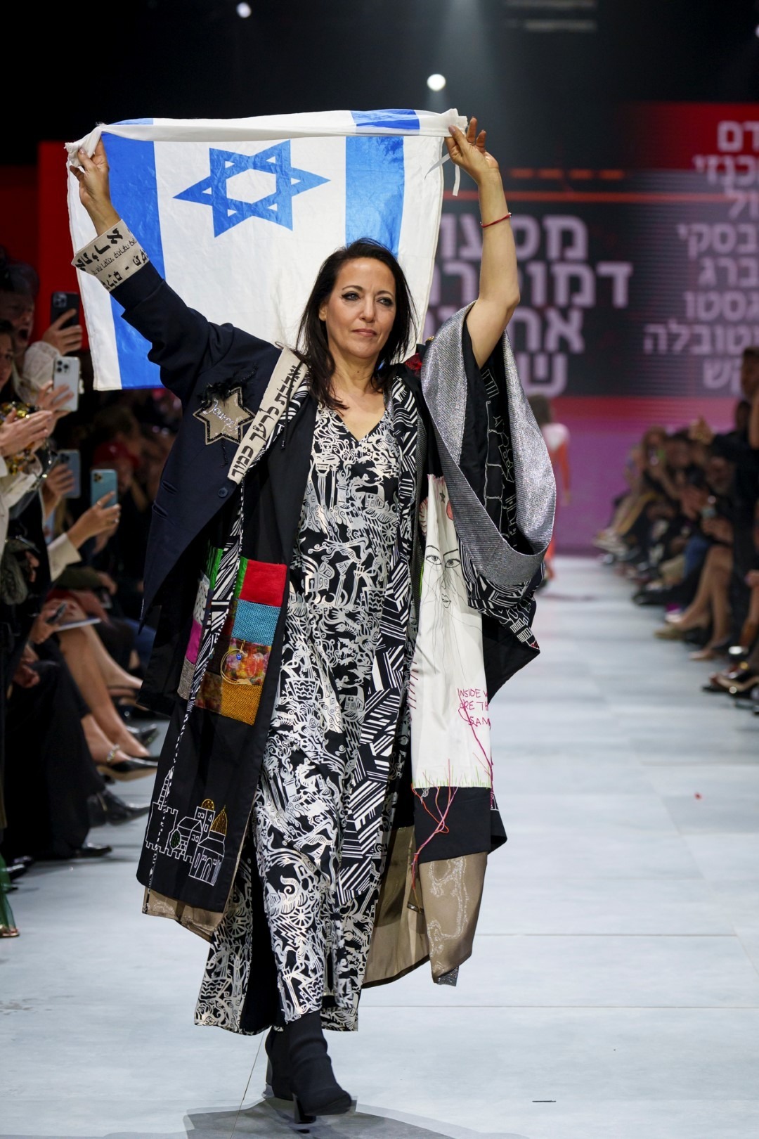 לפיד והשמלה המדוברת