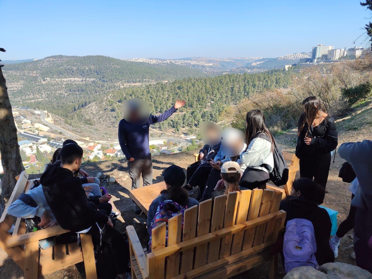 ע