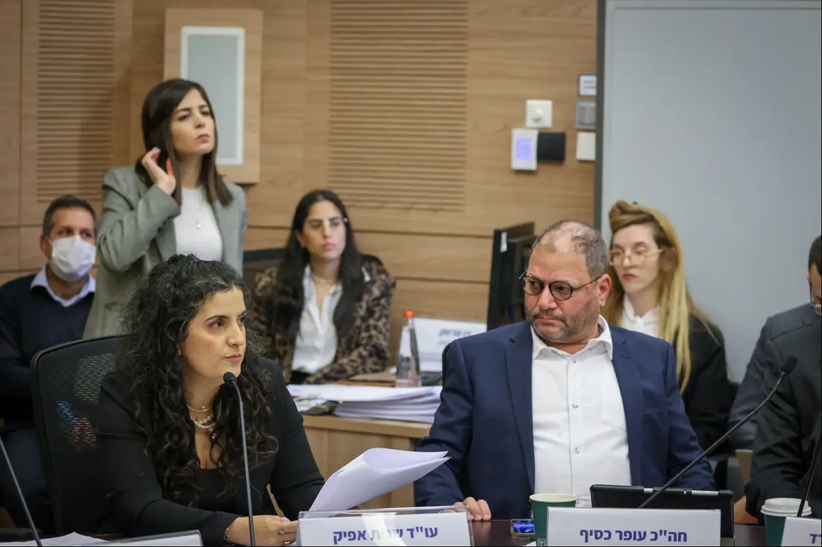 עופר כסיף בדיון להדחתו