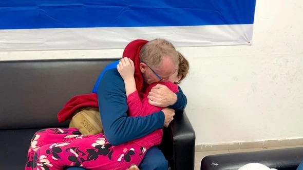 אמילי הנד מתאחד עם אביה תומאס